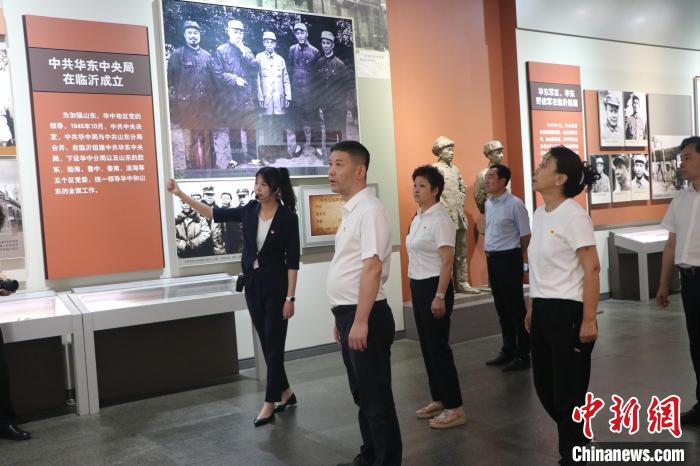 圖為西藏航空一行在臨沂市沂蒙革命紀念館開展主題教育活動?！〗?攝