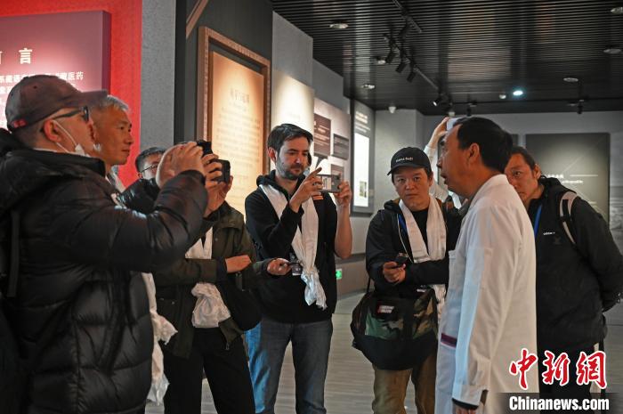 圖為中外媒體采訪西藏自治區(qū)藏醫(yī)院相關(guān)負(fù)責(zé)人?！≮w朗 攝