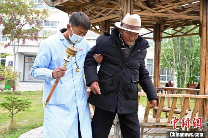 圖為曲松縣特困人員集中供養(yǎng)中心老人索朗歐珠?！≮w朗 攝