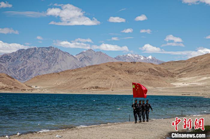 班公湖邊境派出所民警巡邏在班公湖畔?！↓埿▲P 攝