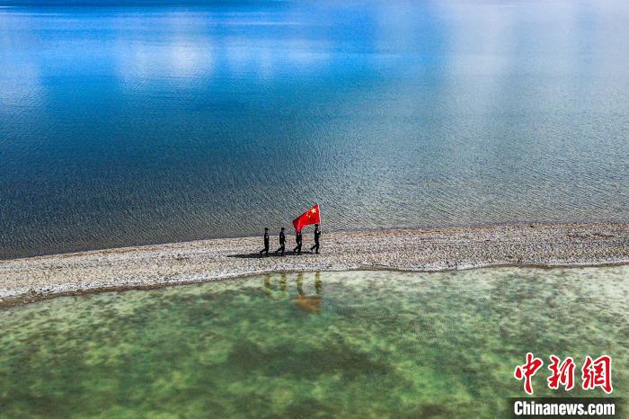 班公湖巡邏現(xiàn)場(chǎng)?！↓埿▲P 攝