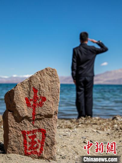 班公湖畔的“中國”標(biāo)記。　龍小鳳 攝