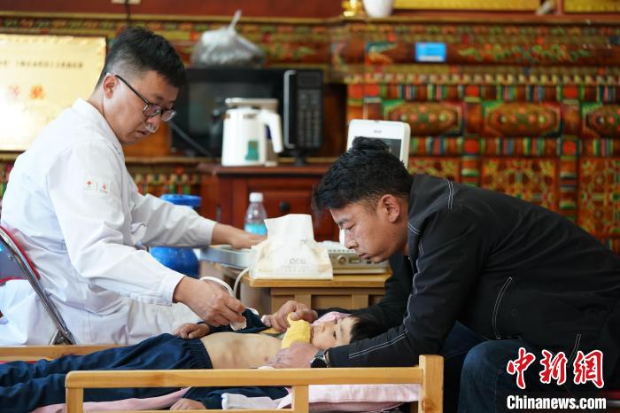 6月27日，西藏康馬縣雙語(yǔ)幼兒園的孩子參加先心病篩查?！√K丹 攝