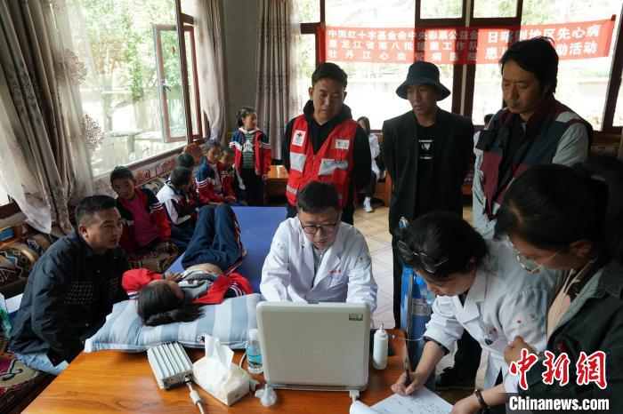 6月27日，西藏康馬縣少崗鄉(xiāng)中心小學(xué)的孩子參加先心病篩查?！√K丹 攝