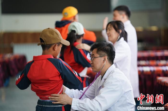 6月26日，西藏日喀則特校的孩子參加先心病篩查?！√K丹 攝