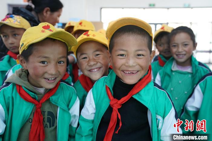 6月27日，西藏康馬縣南尼鄉(xiāng)中心小學(xué)的孩子參加先心病篩查?！√K丹 攝