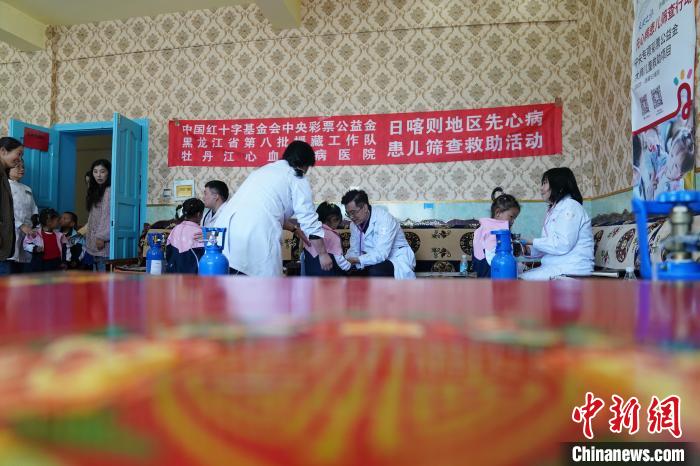 6月27日，西藏康馬縣雙語(yǔ)幼兒園的孩子參加先心病篩查?！√K丹 攝