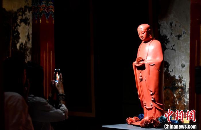 圖為觀眾正在欣賞展覽中的雕塑作品。