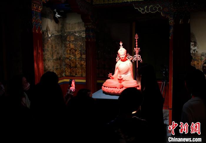 圖為觀眾正在欣賞展覽中的雕塑作品?！±盍?攝