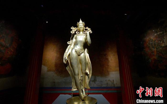 圖為展覽中圍繞西藏歷史與傳統創(chuàng)作的雕塑作品《八萬四千年》?！±盍?攝