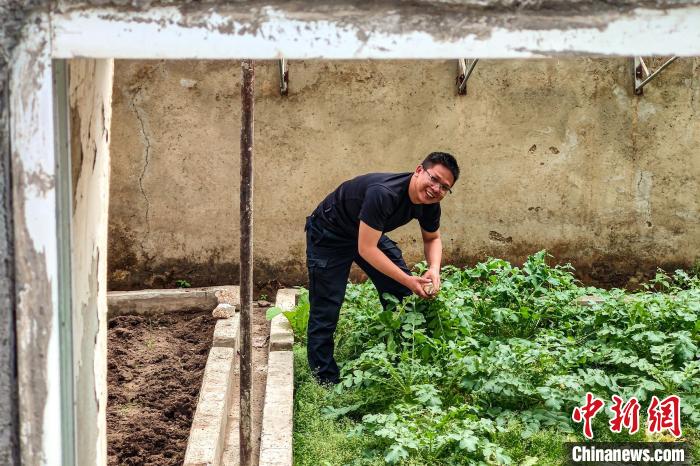 移民管理警察羅忠江在公珠湖執(zhí)勤點(diǎn)的大棚內(nèi)?！↓埿▲P 攝