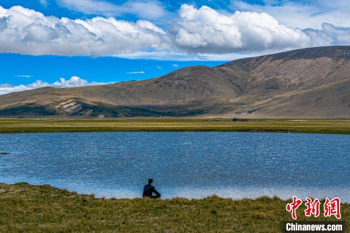 資料圖為執(zhí)勤民警何宗源在公珠湖畔濕地留影?！↓埿▲P 攝