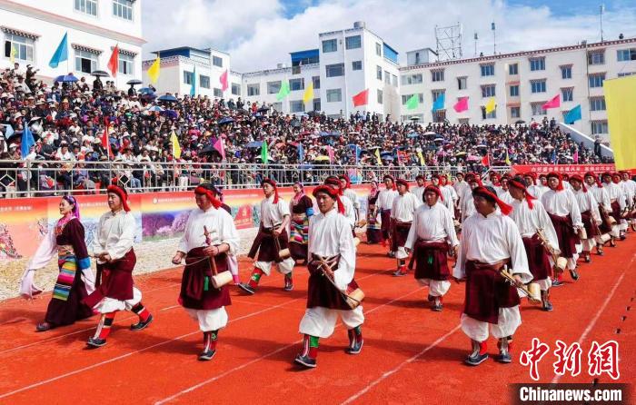 圖為西藏昌都市第九屆三江茶馬文化藝術(shù)節(jié)(芒康會(huì)場(chǎng))開幕式現(xiàn)場(chǎng)?！〔际忻⒖悼h委宣傳部供圖