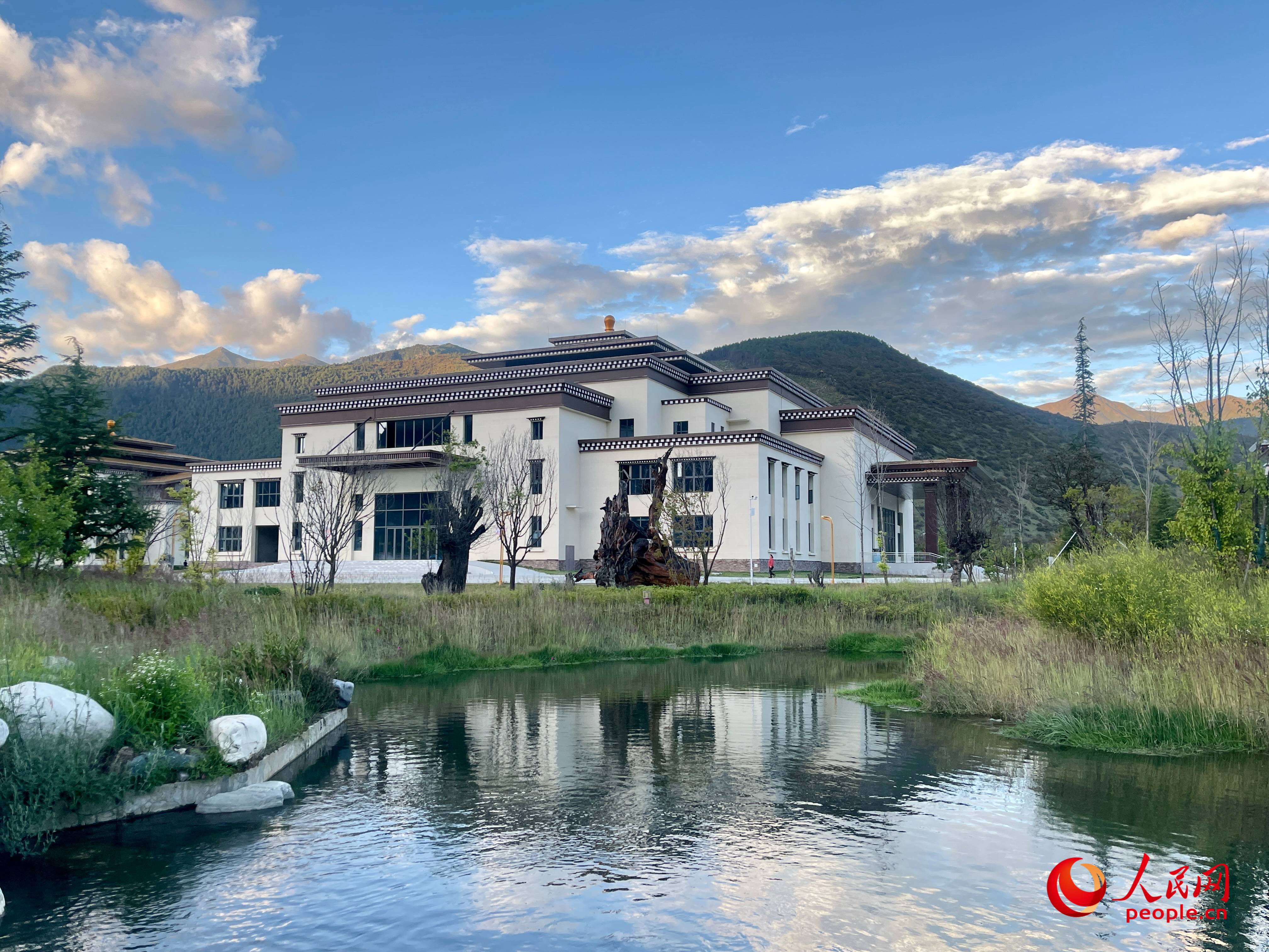 工布公園猶如一幅優(yōu)美畫卷，讓人流連忘返。人民網(wǎng) 周靜圓攝