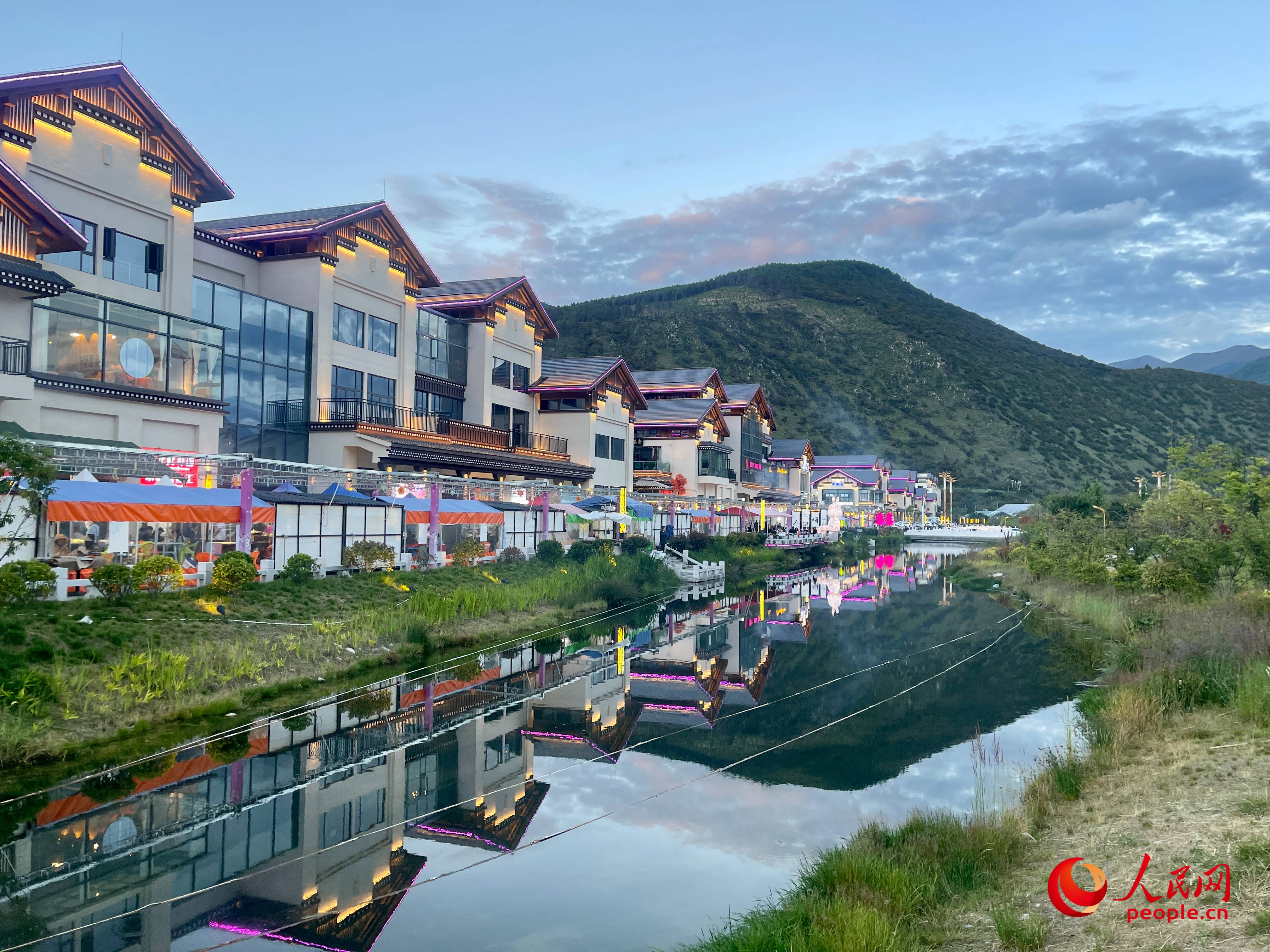 工布公園的一角，風(fēng)景秀麗。人民網(wǎng) 周靜圓攝