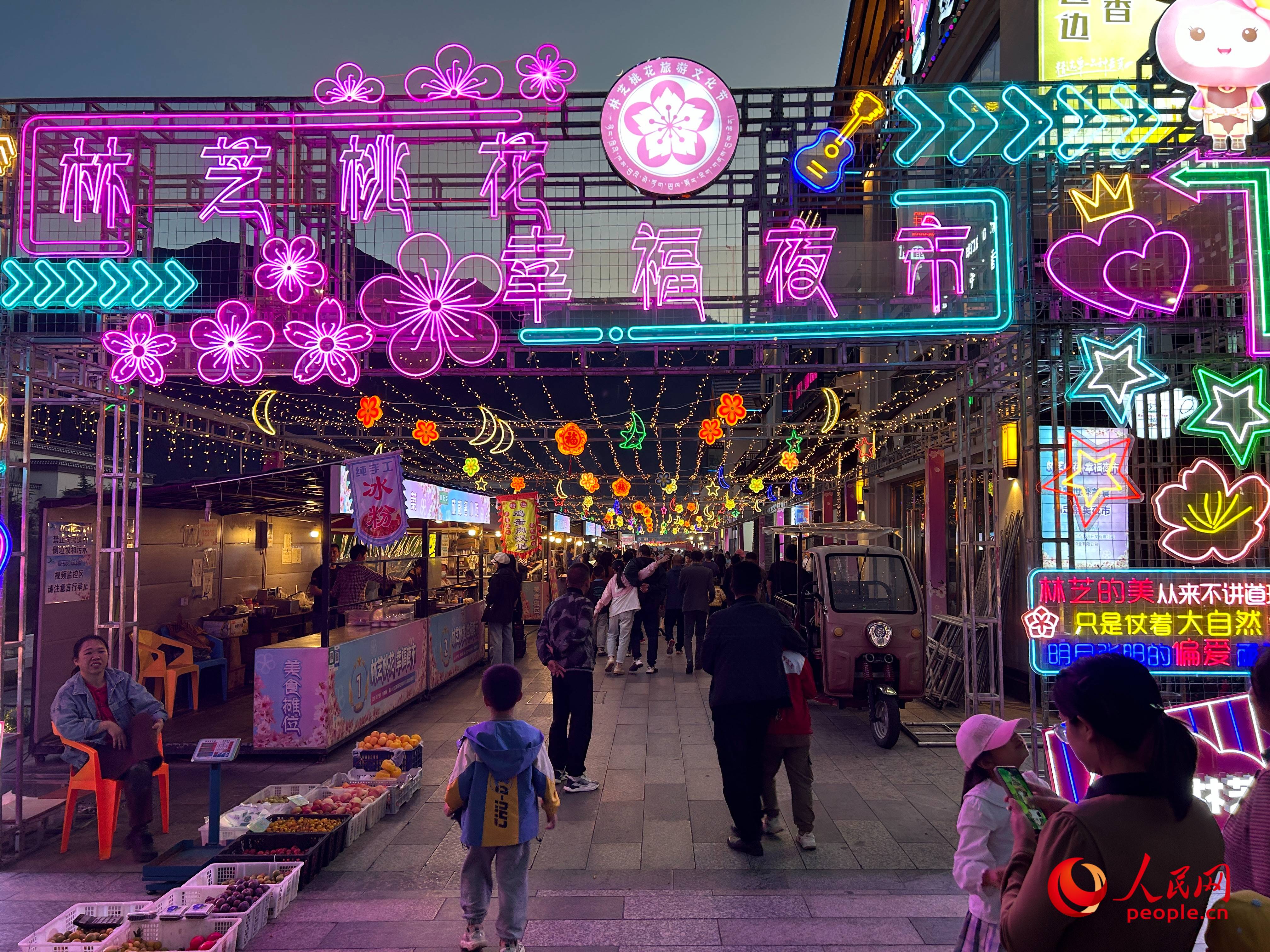 工布公園里的夜市，人來人往。人民網(wǎng) 周靜圓攝