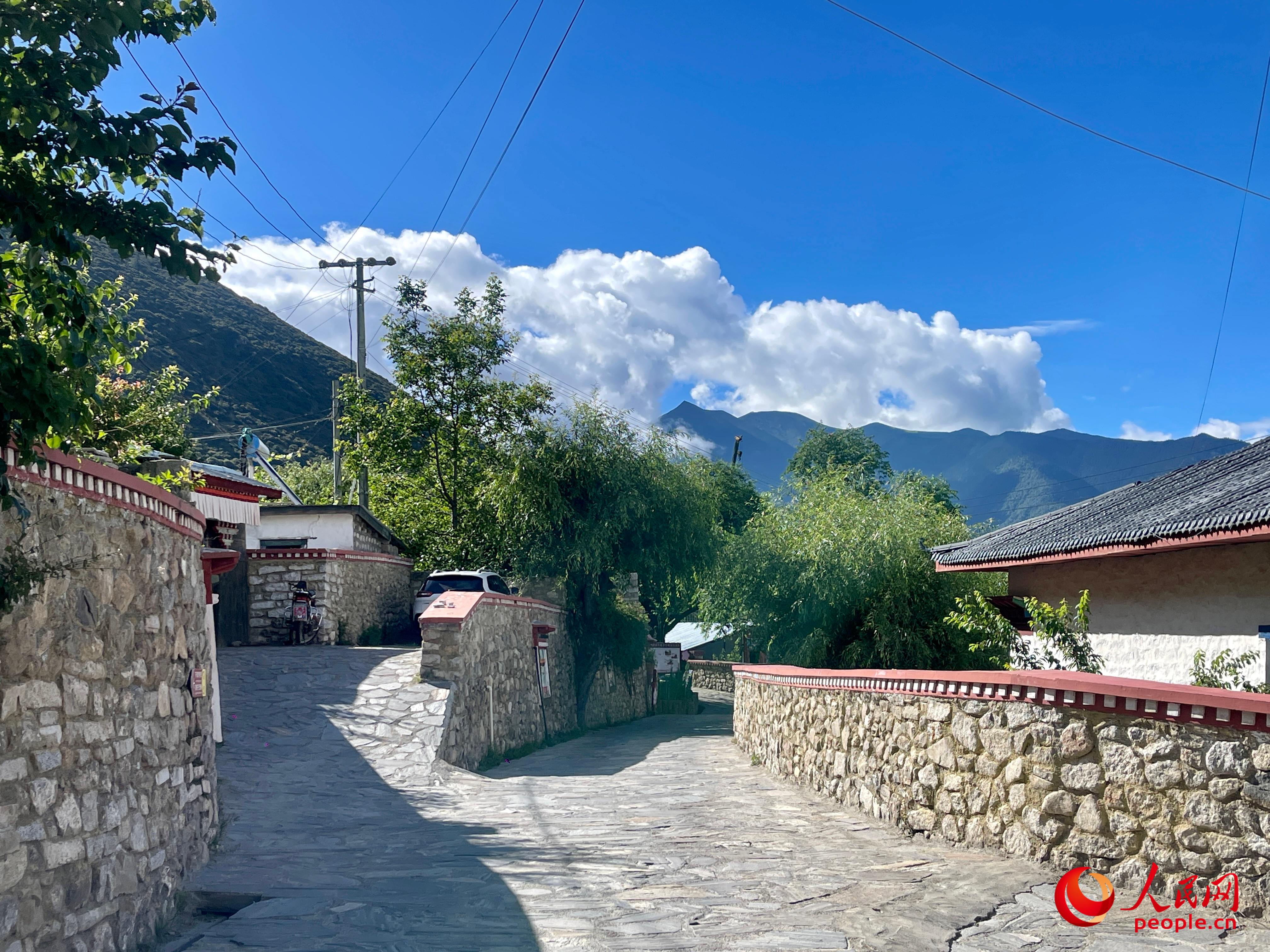 嘎拉村的村貌。人民網(wǎng) 周靜圓攝