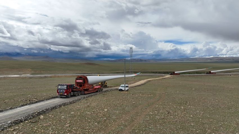 西藏措美哲古風(fēng)電場首批3.6兆瓦風(fēng)電機組運輸。受訪者供圖