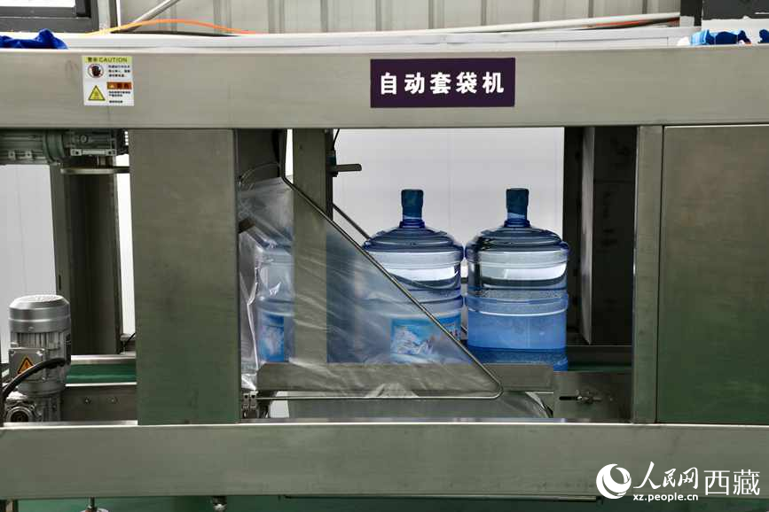 “色達(dá)牙泉”礦泉水（桶裝水）生產(chǎn)加工基地。人民網(wǎng)記者 次仁羅布攝