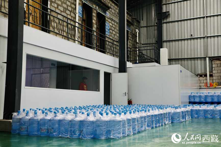 “色達(dá)牙泉”礦泉水（桶裝水）生產(chǎn)加工基地。人民網(wǎng)記者 次仁羅布攝