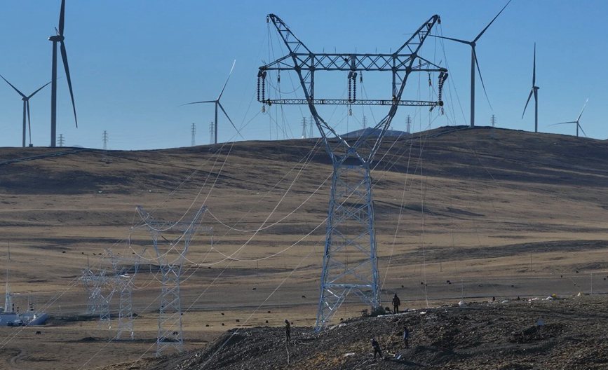 那曲市色尼區(qū)國能100兆瓦風(fēng)電11千伏送電工程現(xiàn)場。拉巴平措攝