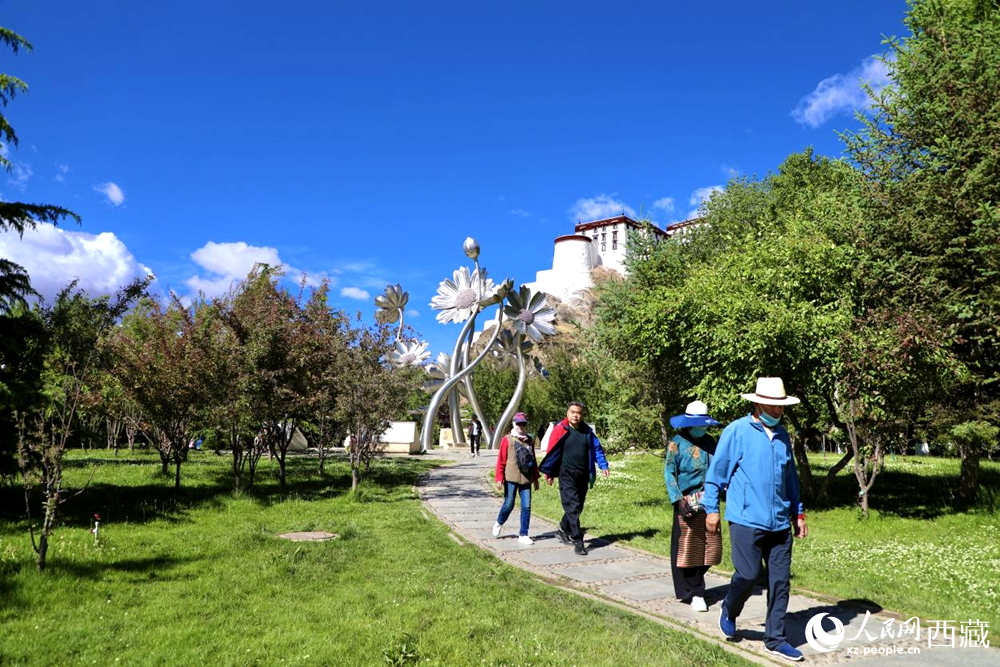 市民在公園內(nèi)散步。