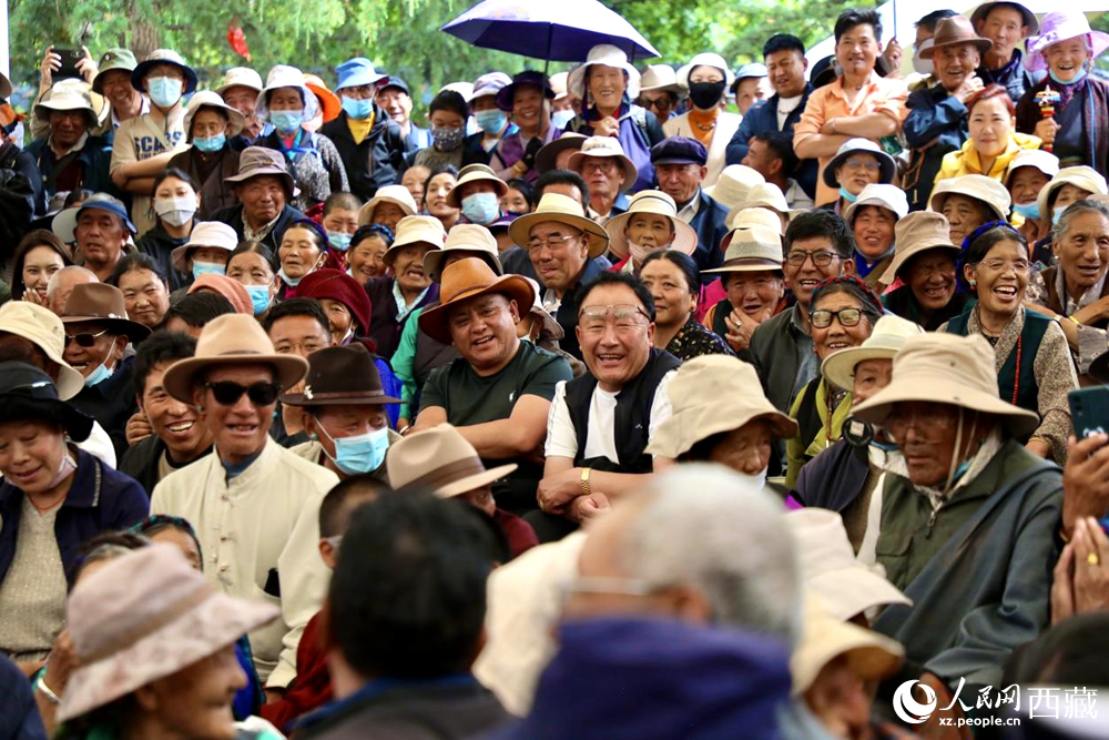 當?shù)厝罕姾陀慰陀^看藏戲演出。