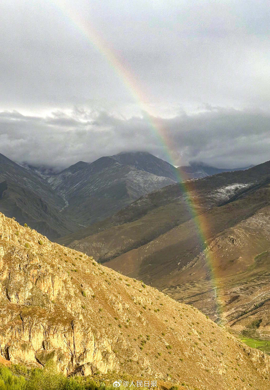 接好運！青藏高原現(xiàn)巨大彩虹橋