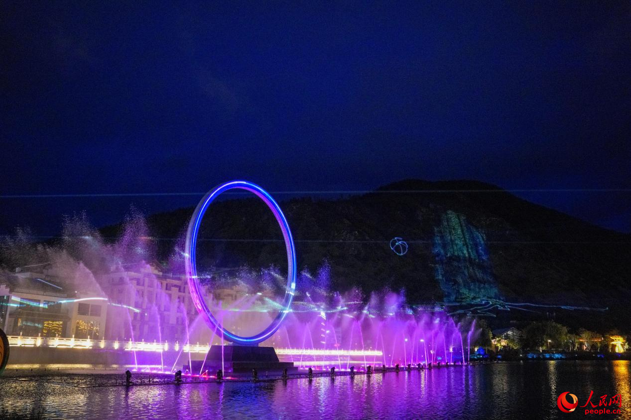 西藏林芝市民族團(tuán)結(jié)廣場音樂噴泉。人民網(wǎng)記者 趙晨攝