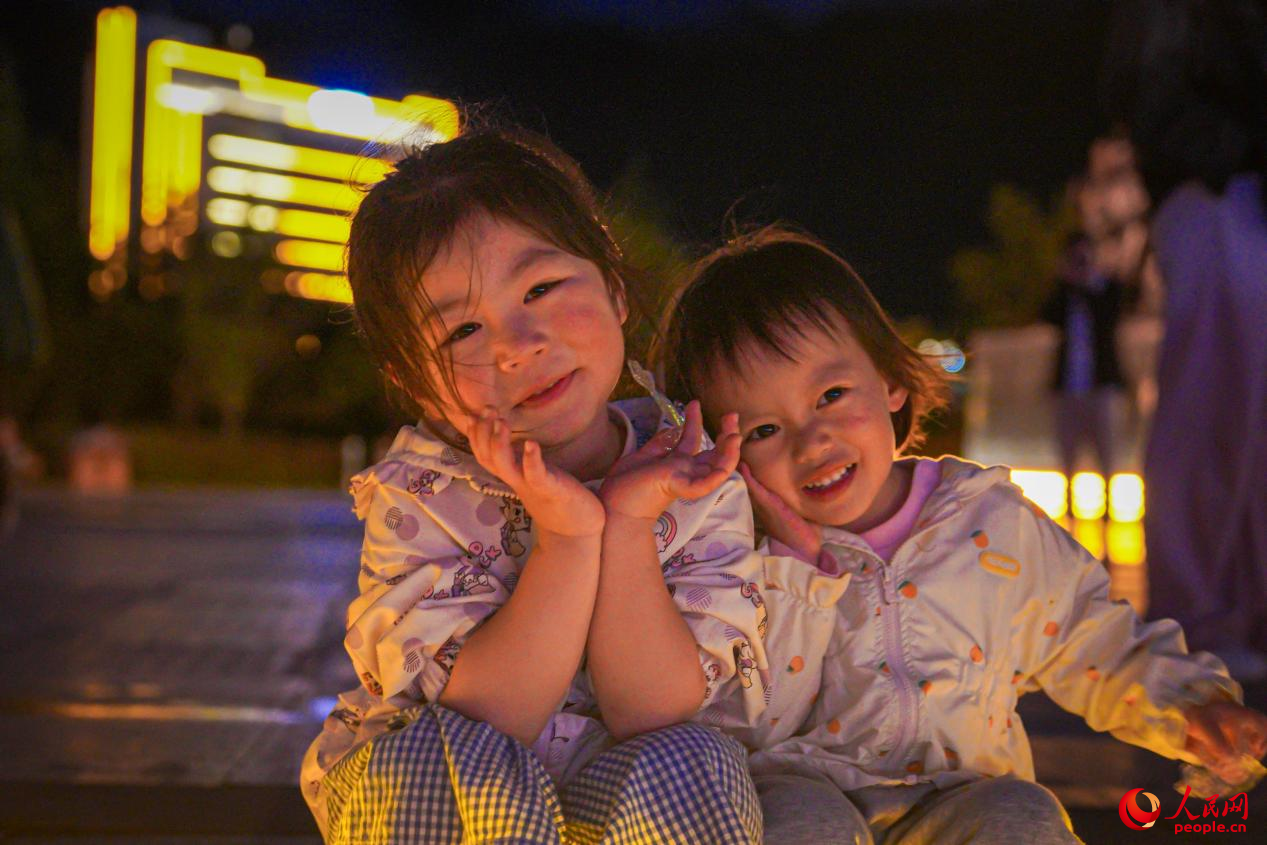 西藏林芝市民族團(tuán)結(jié)廣場上的兒童。人民網(wǎng)記者 趙晨攝