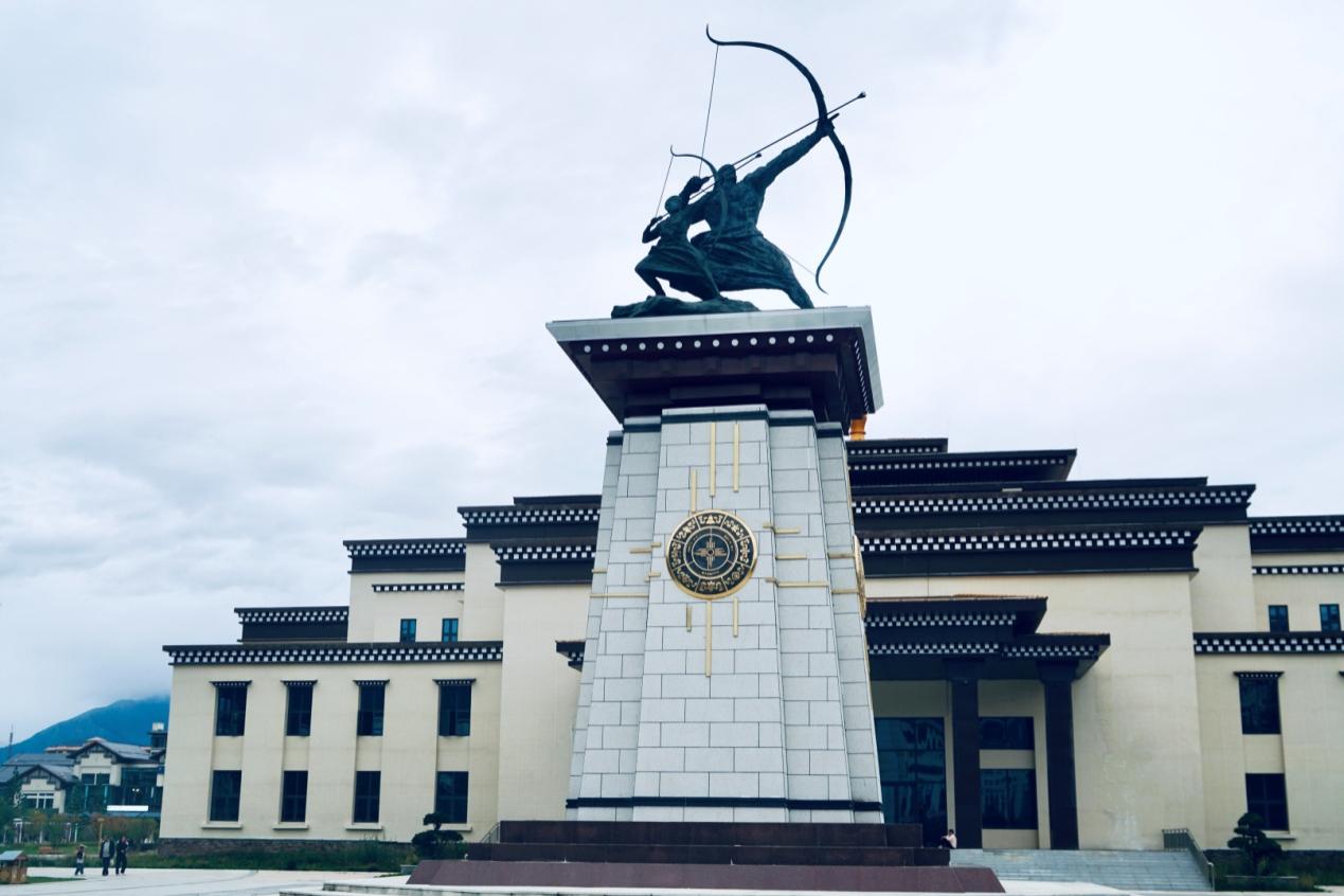 工布公園里的城市地標雕塑——畢秀之子。人民網(wǎng)記者 益西康珠攝