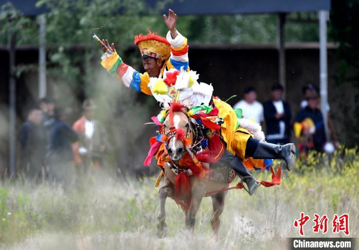 西藏拉薩：賽馬慶?！巴?jié)”