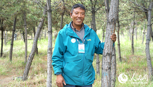 南山公園護林員扎西曲培。人民網(wǎng)記者 宋子節(jié)攝