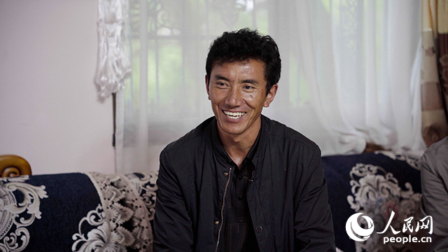 嘎拉村村民達瓦堅參聊起孩子們滿臉自豪。人民網(wǎng)記者 趙晨攝