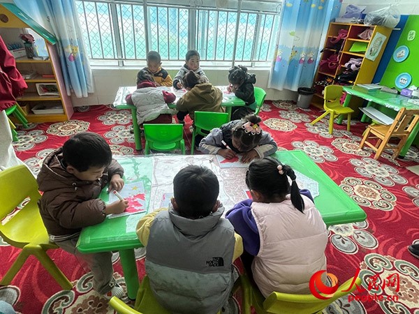 拉多村一所現(xiàn)代化幼兒園小班孩子們正在繪畫。張敏穎 攝