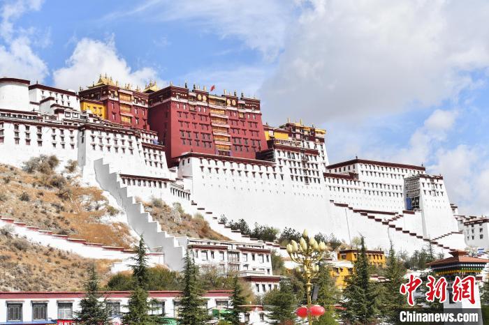 西藏布達(dá)拉宮:粉刷后煥然一新