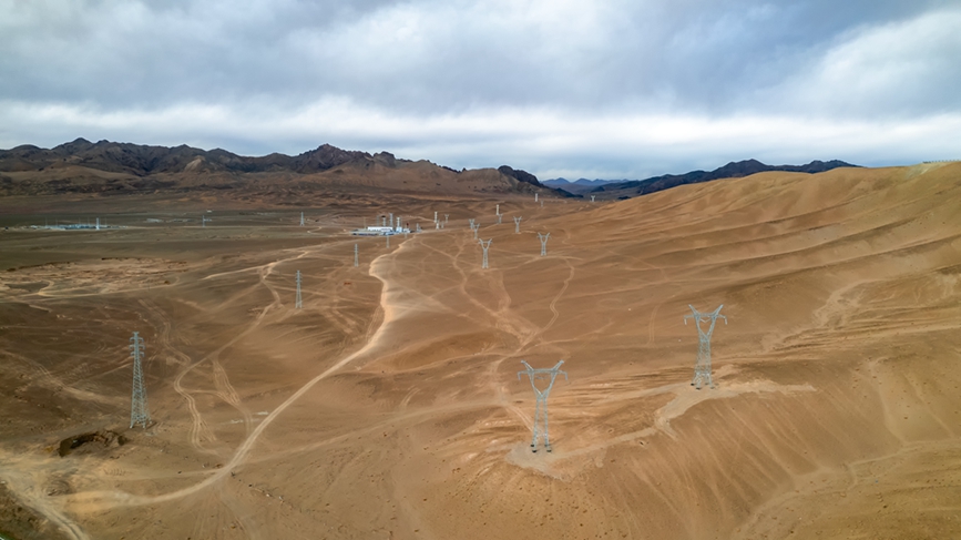 阿里地區(qū)首套電網(wǎng)側(cè)帶超容構(gòu)網(wǎng)型SVG工程全景。趙清鵬攝