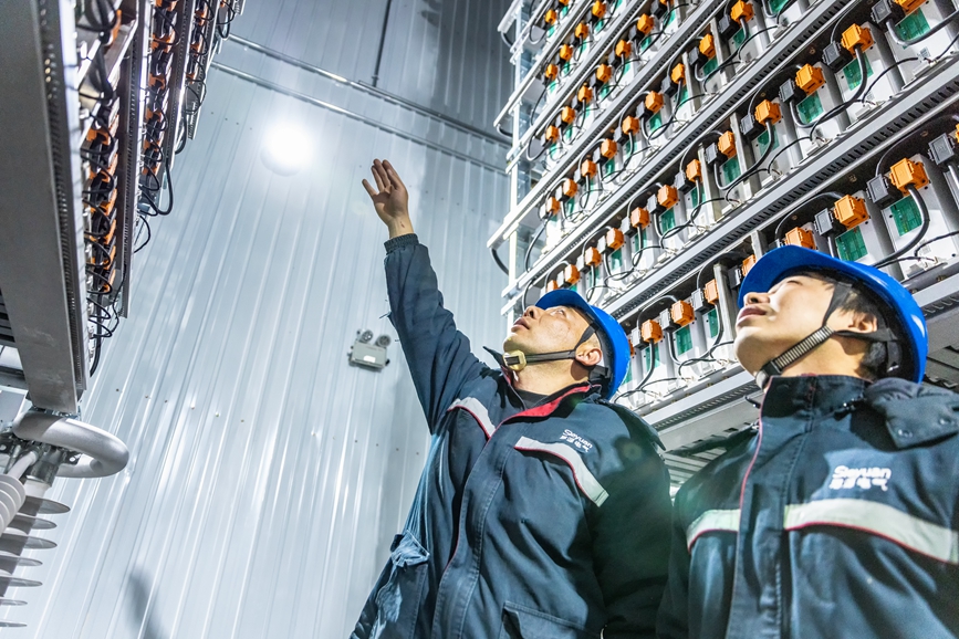 阿里地區(qū)首套電網(wǎng)側(cè)帶超容構(gòu)網(wǎng)型SVG工程現(xiàn)場工作人員正在進行投運前設(shè)備狀態(tài)檢查。趙清鵬攝