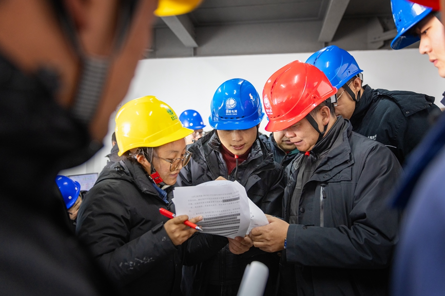 阿里地區(qū)首套電網(wǎng)側(cè)帶超容構(gòu)網(wǎng)型SVG工程現(xiàn)場運維人員正在進行投運操作。趙清鵬攝