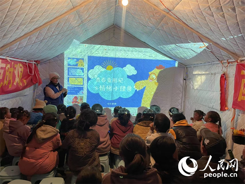 社工次旦拉姆以“青春變形記之情緒小怪獸”為主題給塘仁村孩子們講課。人民網(wǎng)記者 郝潔攝