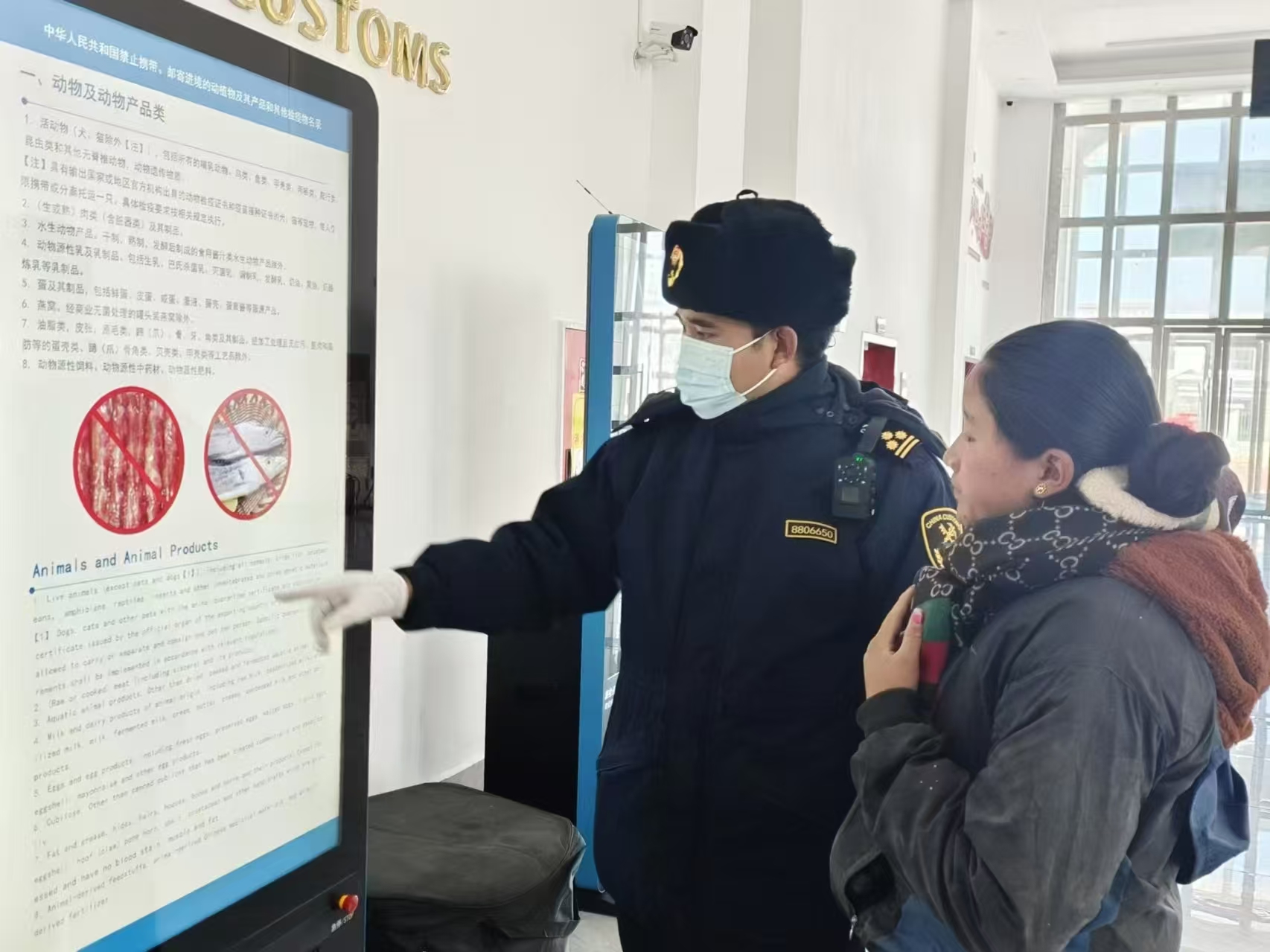 海關(guān)關(guān)員對入境邊民進(jìn)行禁止攜帶、郵寄進(jìn)境動(dòng)植物及其產(chǎn)品解讀。次旺久美攝