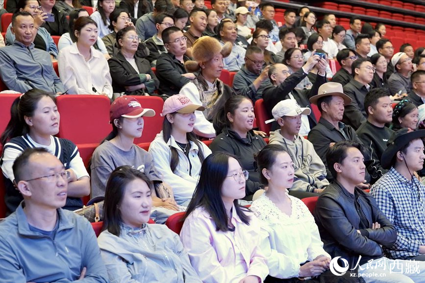 300余名干部職工、群眾代表在現(xiàn)場(chǎng)聆聽講座。人民網(wǎng)記者 次仁羅布攝