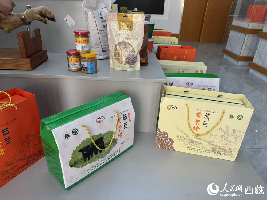 茹巨藏香豬禮盒。羅雨欣攝