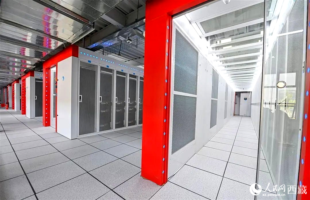 西藏“雅江1號”人工智能先進計算中心機房。人民日報記者 鮮敢攝