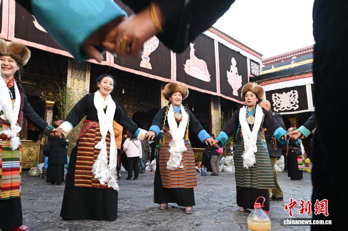 拉薩婦女盛裝起舞迎“仙女節(jié)”