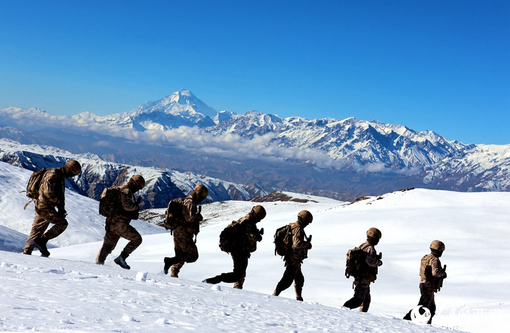 官兵在巡邏。人民日?qǐng)?bào)記者 瓊達(dá)卓嘎攝