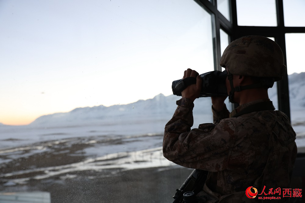 官兵在觀察哨所周邊情況。人民日?qǐng)?bào)記者 瓊達(dá)卓嘎攝
