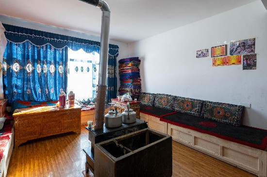 次仁普尺新家的客廳。人民網(wǎng)記者 翁奇羽攝