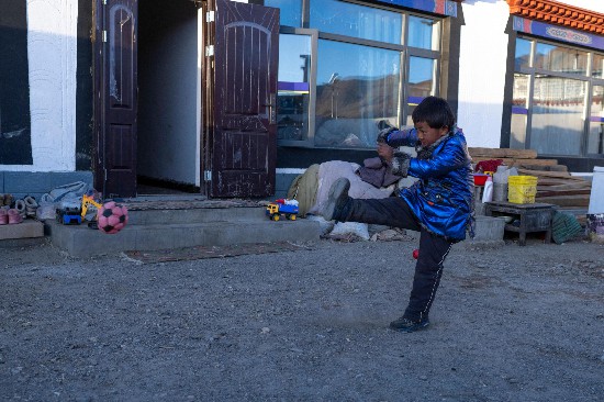 次仁普尺的弟弟在院子里玩耍。人民網(wǎng)記者 翁奇羽攝