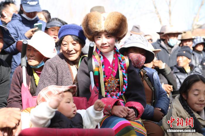 (新春走基層)歡歌笑語迎雙節(jié)西藏山南新春聯(lián)歡會熱鬧開演